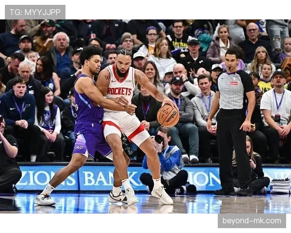 尤因挡拆制造错位提升内线统治力主导季后赛篮板对决